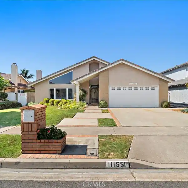 SPRAWLING SINGLE-STORY FIXER OPPORTUNITY