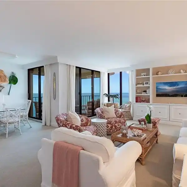 BEAUTIFULLY UPDATED RESIDENCE AT LAUSANNE