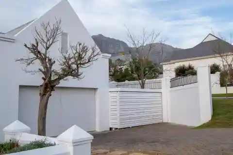 Charming Property in L'hermitage Paradyskloof