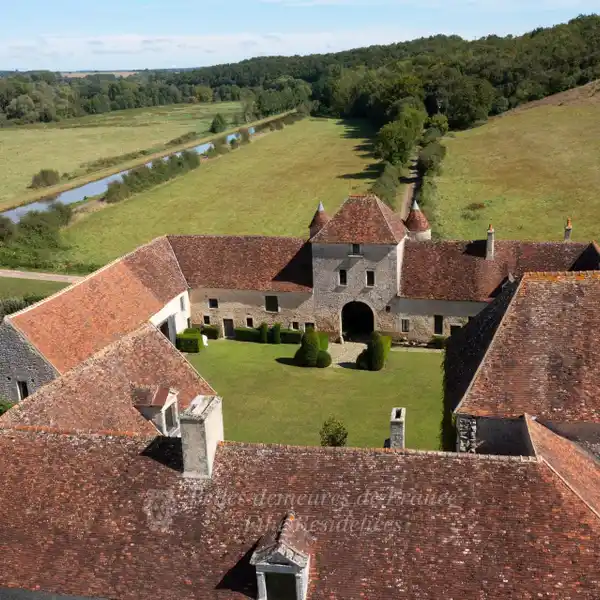 CAREFULLY RESTORED HISTORICAL RESIDENCE