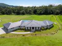 SOPHISTICATED COUNTRY LIVING