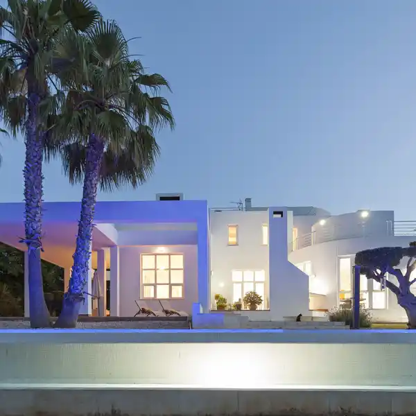 MODERN DESIGNER RETREAT IN EL BOSQUE