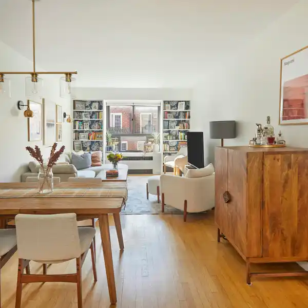 CLASSIC APARTMENT ON TREE-LINED BLOCK