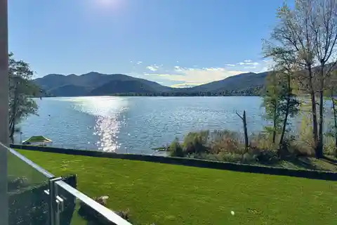 Serene Lakeside Escape with Panoramic Vistas