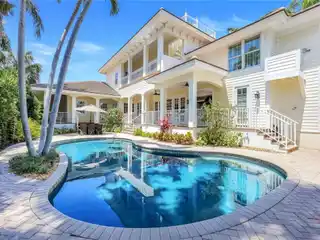 Remarkable Aqualane Shores Residence