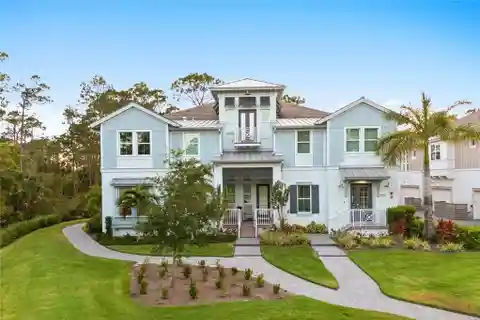 Wonderful End-Unit First Floor Coach Home