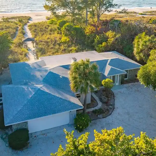 IMPRESSIVE GULF-FRONT PROPERTY