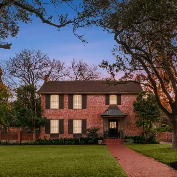 HISTORIC CHARACTER WITH CONTEMPORARY STYLE