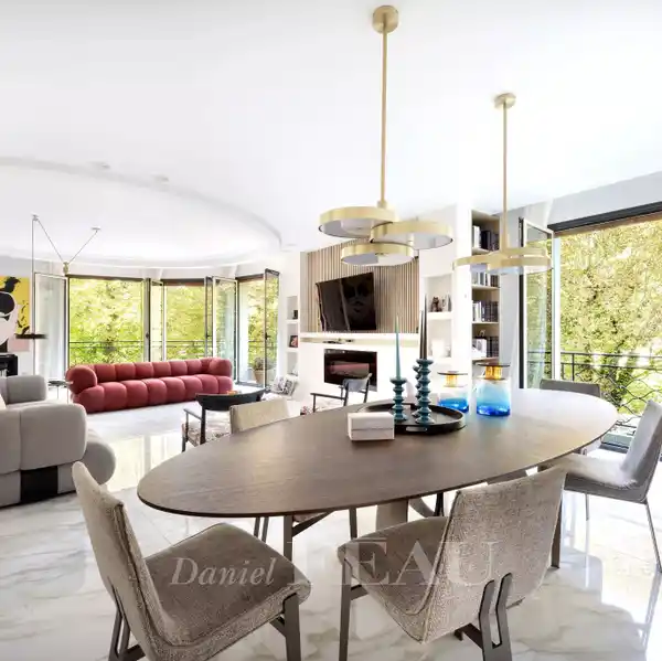 LUXURIOUS CORNER APARTMENT WITH AIR-CONDITIONED COMFORT