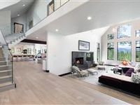 MODERN AND SPACIOUS FAMILY HOME