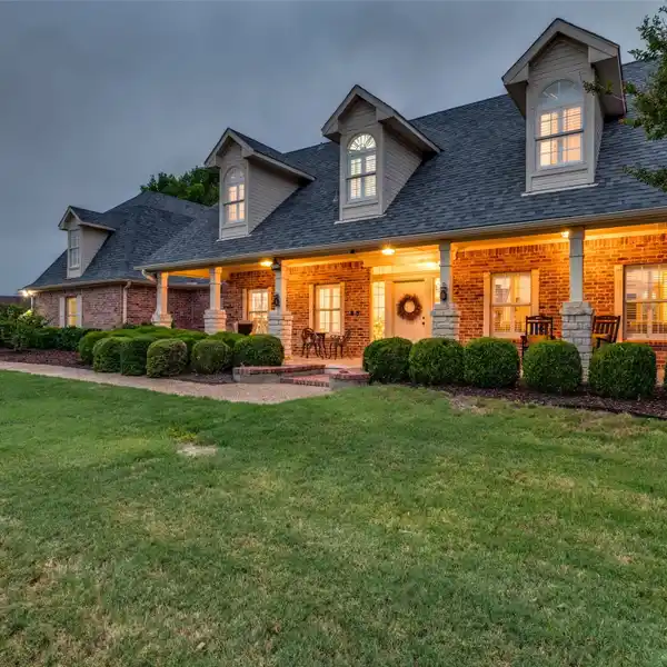 PRIVATE EQUESTRIAN ESTATE WITH MODERN ELEGANCE