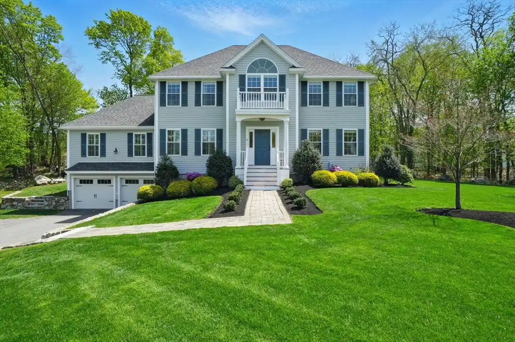 Elegant Colonial on a Cul-de-sac