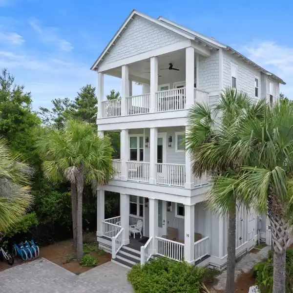 LOVELY HOME TWO BLOCKS TO BEACH ACCESS