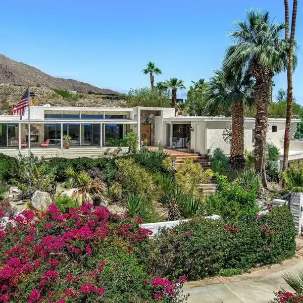 STRIKING EXAMPLE OF MODERNIST ARCHITECTURE
