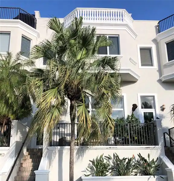 THREE BEDROOM TOWNHOME IN THE HEART OF FORT LAUDERDALE
