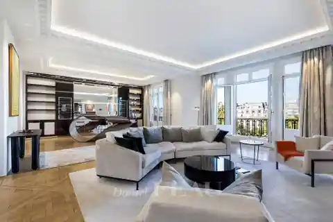 Finely Detailed Light-Filled Apartment