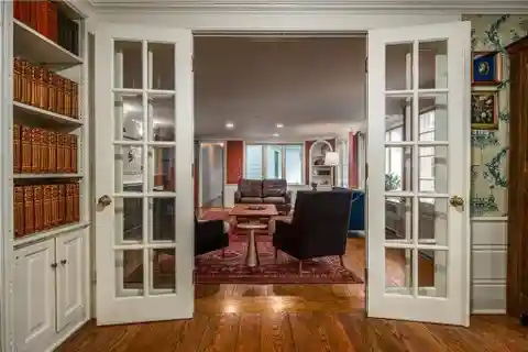 Elegant Colonial Retreat Near Bay & Bikepath