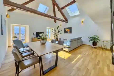Bright Contemporary Home in Exclusive Setting