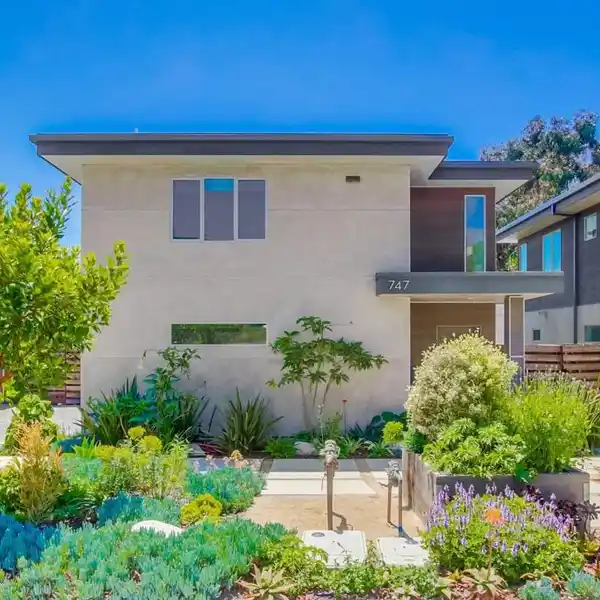 LUXURY CONTEMPORARY HOME THAT EMPHASIZES LIFESTYLE