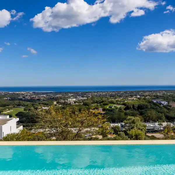 EXTRAORDINARY CONTEMPORARY VILLA