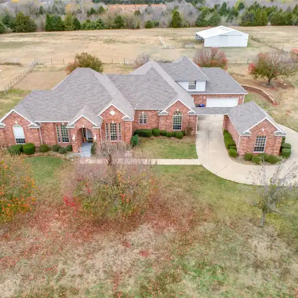BEAUTIFUL HOME ON MORE THAN 12 PRIVATE ACRES