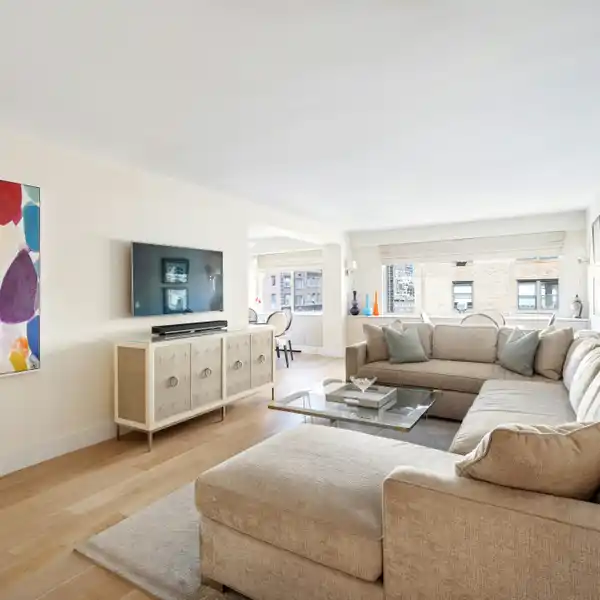 RENOVATED AND SUN-FLOODED RESIDENCE