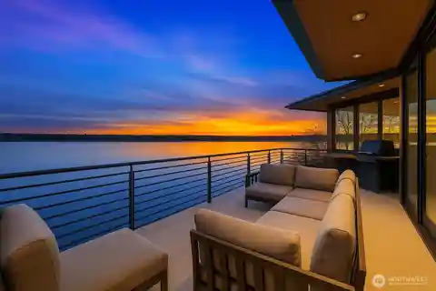 Modern Jewel-Box on Lake Washington