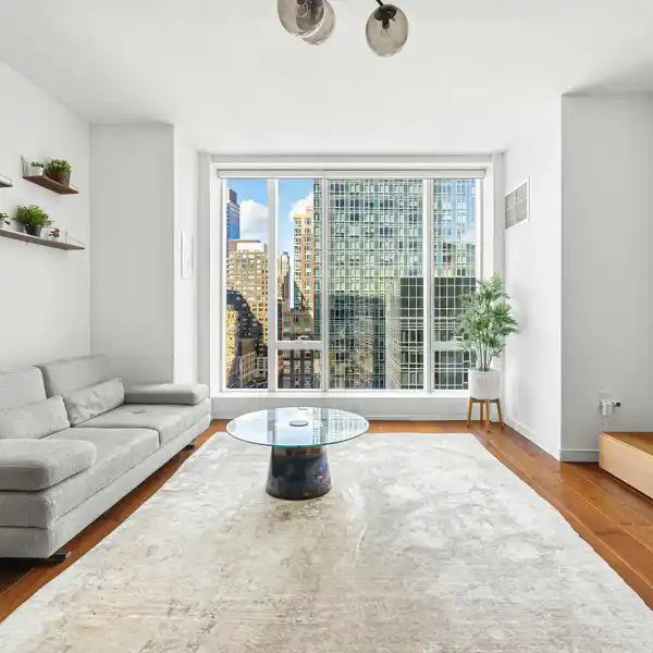 SPECTACULAR RESIDENCE AT ONE WEST END