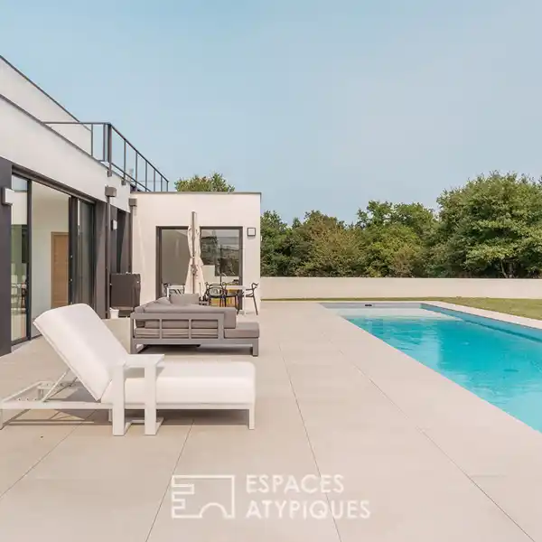 CONTEMPORARY VANNES VILLA WITH HEATED POOL