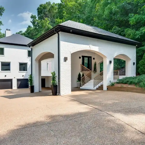 SHOW-STOPPING CONTEMPORARY RESIDENCE