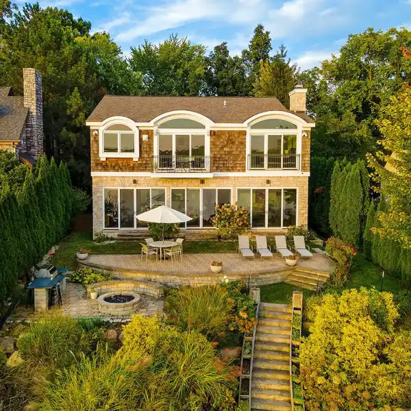 PREMIER LAKEFRONT LIVING