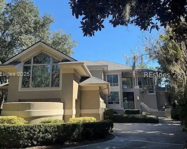 STUNNING BEACH HOUSE  IN PRIVATE COMMUNITY OF LEAMINGTON