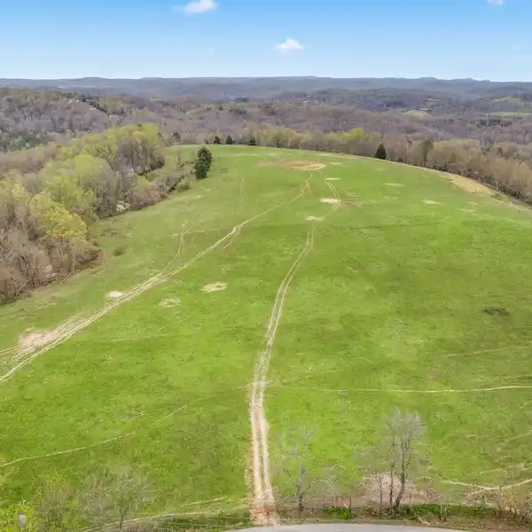 SCENIC PROPERTY IN COMMANDING POSITION
