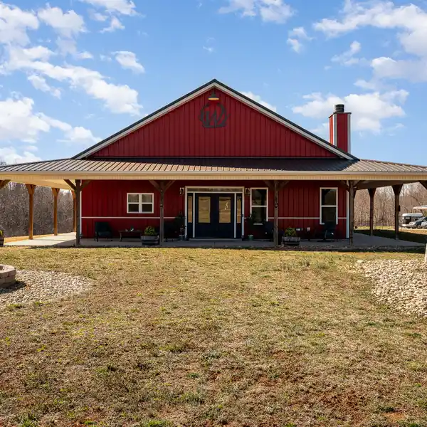 DISTINCTIVE RESIDENCE ON TEN ACRES