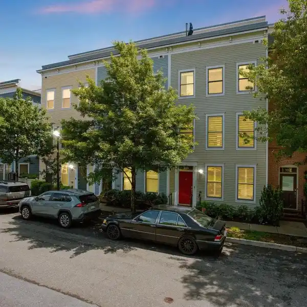 RARE GEM IN OLD TOWN COMMONS