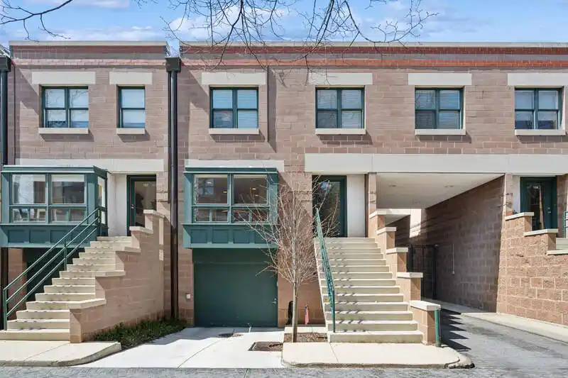 Tranquil Townhouse in the Heart of Lincoln Park