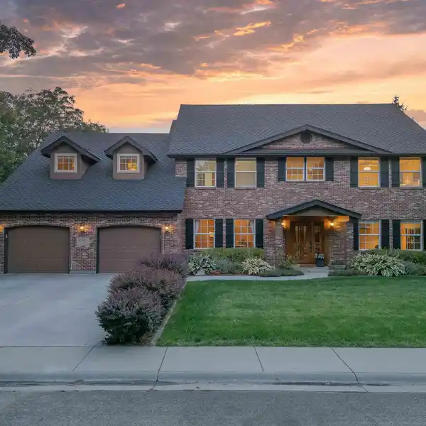 REMODELED BRICK EXECUTIVE HOME IN LEXINGTON HILLS