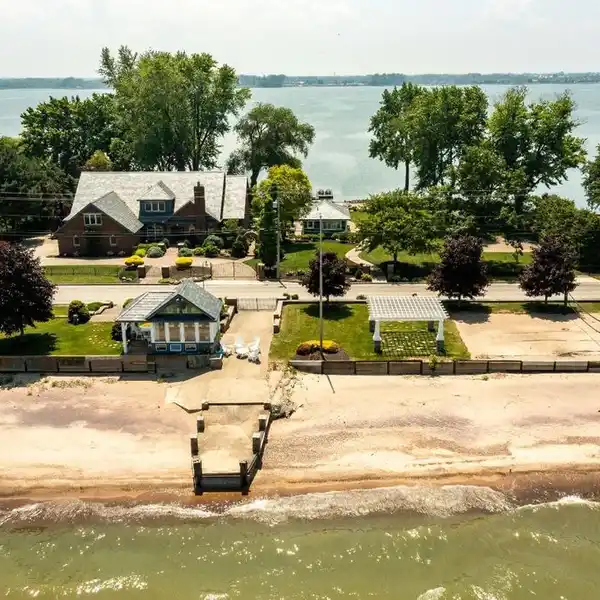 EXQUISITE WATERFRONT LUXURY ESTATE