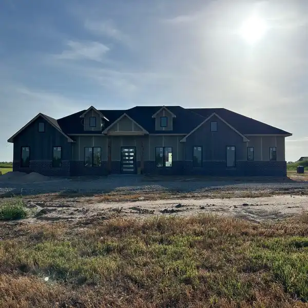 SOPHISTICATED STYLE ON EXPANSIVE SCENIC LOT