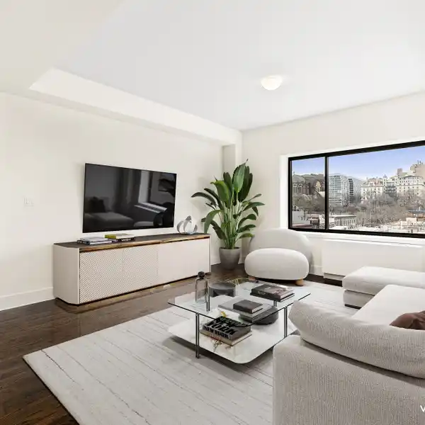 BRIGHT HIGH-FLOOR RESIDENCE