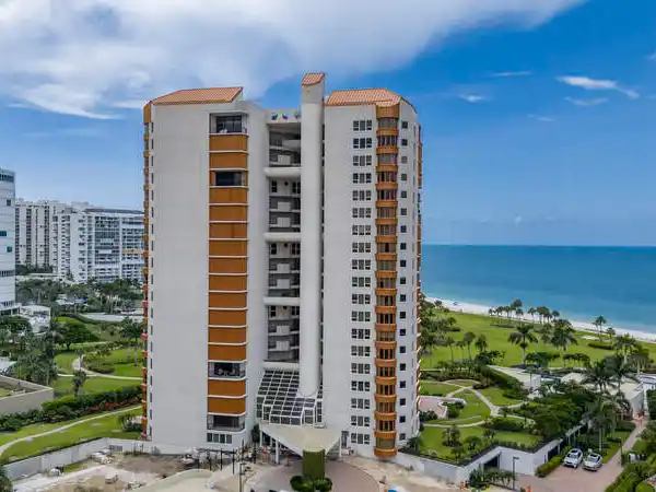 SUNSET VIEWS AND LUXURY LIVING IN NAPLES