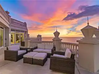 Extraordinary Penthouse in the Heart of Park Shore