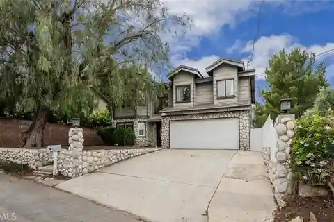 Comfortable Living in Calabasas Highlands