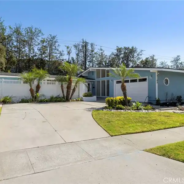 BEAUTIFULLY REIMAGINED MID-CENTURY MODERN HOME