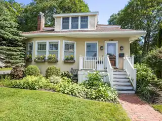 Beautiful Bungalow-Style Home in Little Harbor