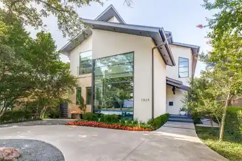 Modern Stunner in Ideal Location