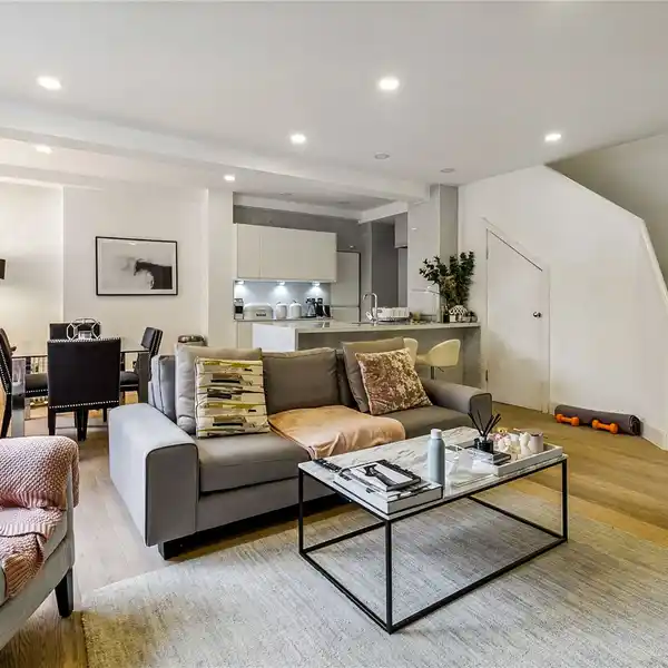 IMMACULATELY REFURBISHED TWO BEDROOM MAISONETTE