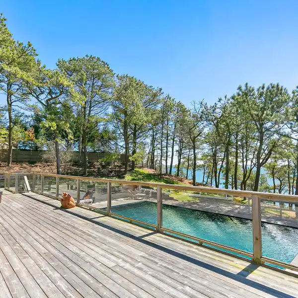 BAY FRONT BEAUTY - AN ENTERTAINER'S DREAM