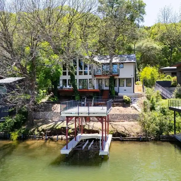 BEAUTIFULLY REMODELED CONTEMPORARY LAKEFRONT RESIDENCE