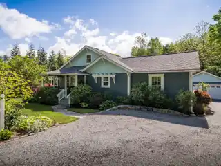 Charming 1930 Cottage Near Downtown